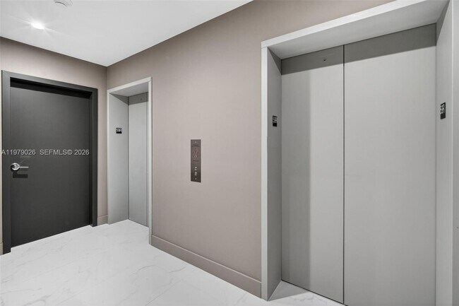 Building Photo - 700 NE 24th St