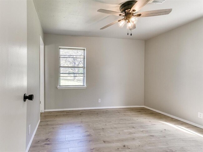 Building Photo - 502 N Oak St