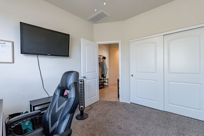Building Photo - Serene 3-Bedroom 2-Bath 3 Car Garage Retre...