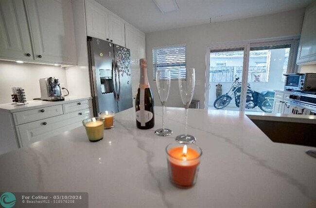 Building Photo - 327 Lancaster St