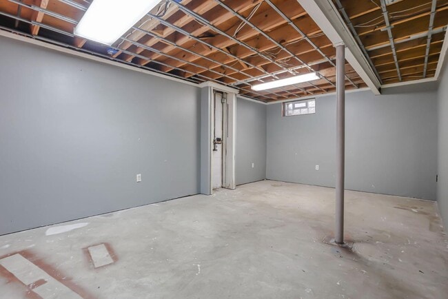 Building Photo - 2543 Stonington Ave