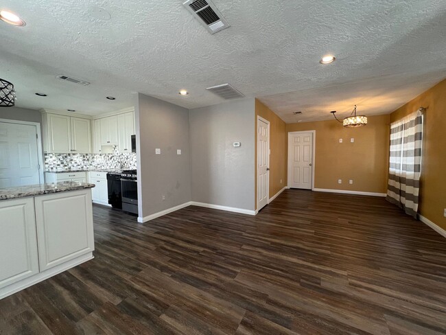 Building Photo - Beautifully remodeled 2 Bedroom 2 Bathroom...