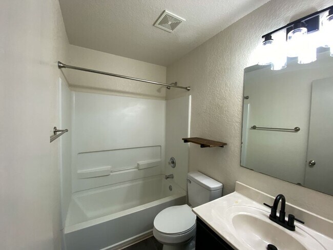 Building Photo - 1 STORY 3 BEDROOM WITH AN OFFICE AND 2 BATHROOM.