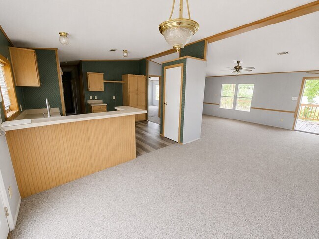 Building Photo - 573 Bluebonnet