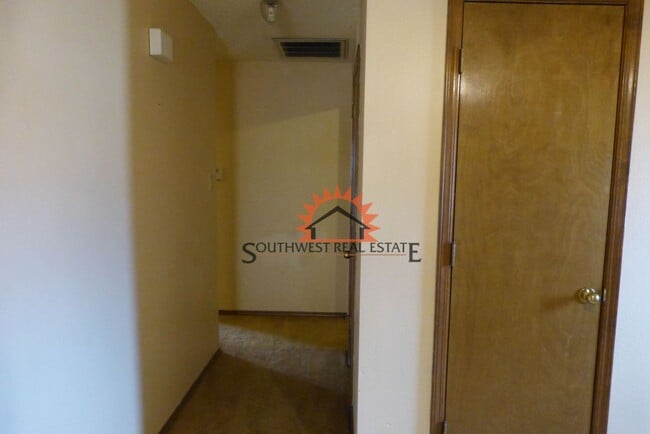 Building Photo - Lovely 3 bedroom 2 bathroom brick home wit...