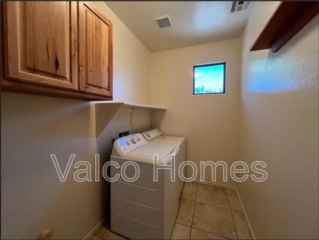 Building Photo - 1305 E Nightingale Ln