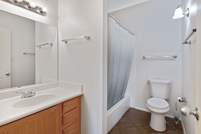 Building Photo - Wonderful 2 bed/2 bath