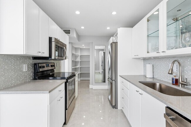 Building Photo - 2800 E Sunrise Blvd