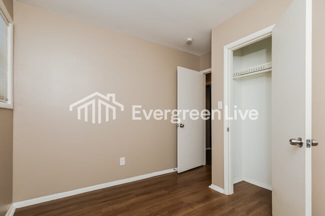 Building Photo - 603 W Martindale Rd