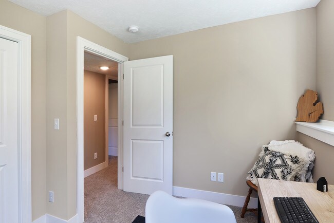 Building Photo - 935 Calvary Ave NW