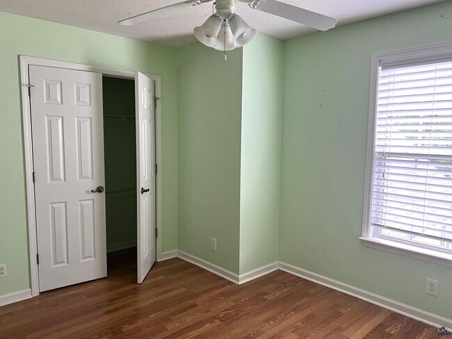 Building Photo - 136 Joycliff Cir