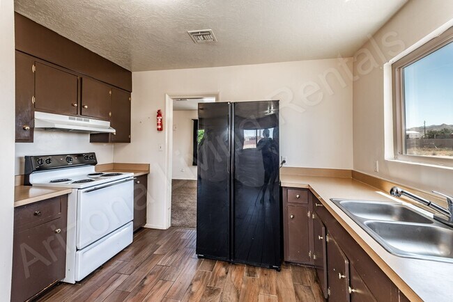 Building Photo - 3 BEDROOM HOME WITH LARGE YARD