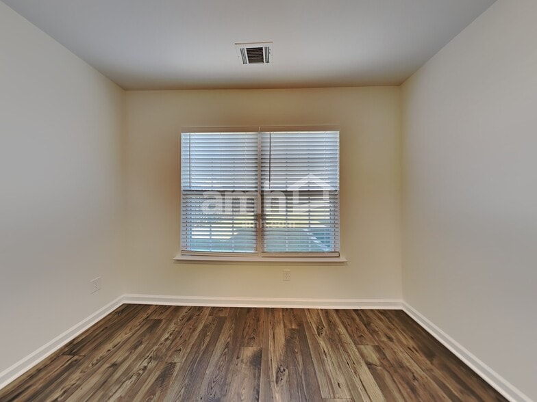 Building Photo - 163 Willow Point Cir