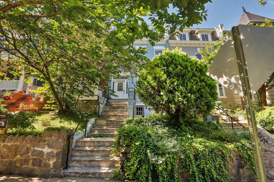 Building Photo - 1660 Irving St NW