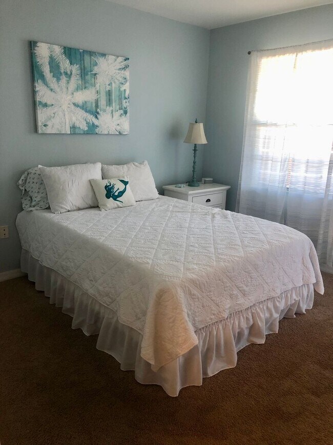 Building Photo - Beautiful furnished 2/2 unit becoming avai...