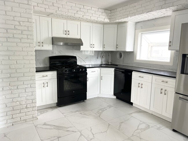 Building Photo - 156 Petrus Ave