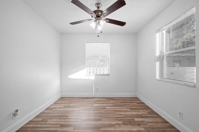 Building Photo - 818 NE 14th Pl