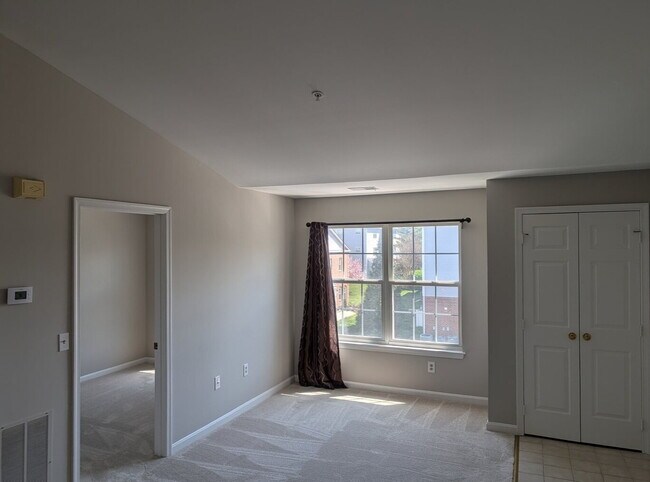 Building Photo - Bright Townhome Living in Convenient Leesburg Location