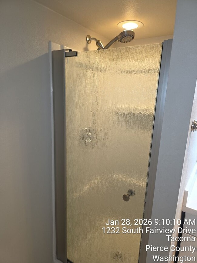 Building Photo - View home North Tacoma - 3 bedroom, 3.5 bathroom, 6 car garage - Available NOW!!!