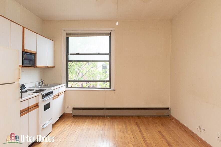 Building Photo - 633 W Barry Ave