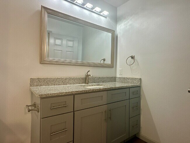 Building Photo - Like-New 3/2!