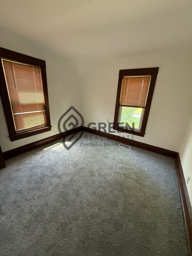 Building Photo - 229 S Sibley Ave