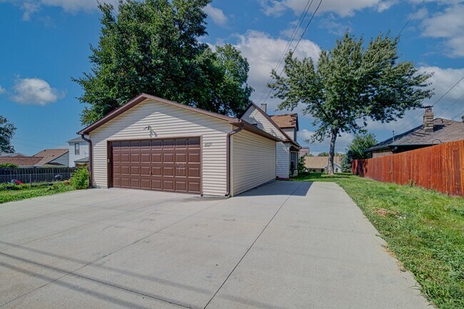 Building Photo - 4205 Pacific. Available June 2026.  3 bedroom, 2 bath, 2.5 car garage.  Does not qualify for gove...