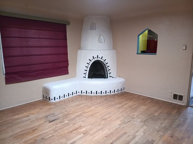 Building Photo - Charming 2-bedroom, 1-bathroom home! Showings available now! Move in special!!