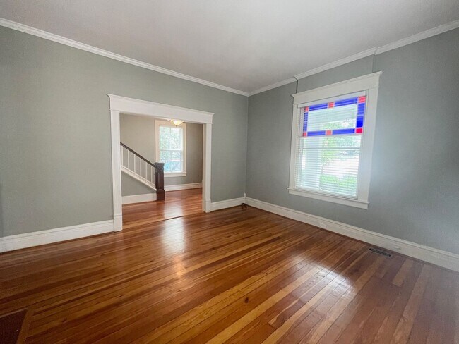 Building Photo - 3 Bedroom 2 1/2 Bath Updated Historic Home