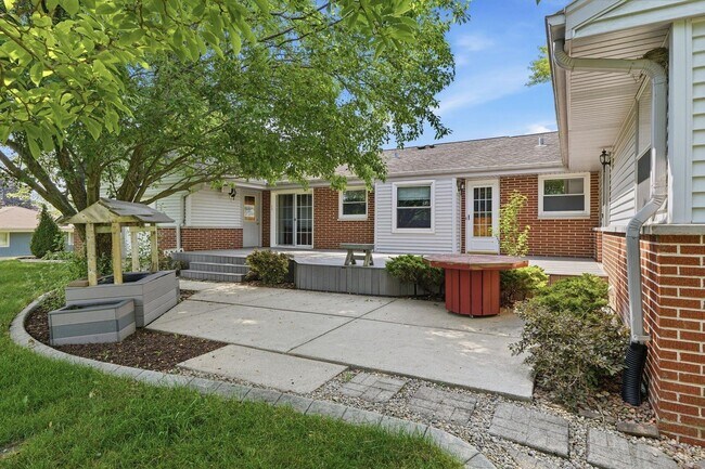 Building Photo - Willow Ridge