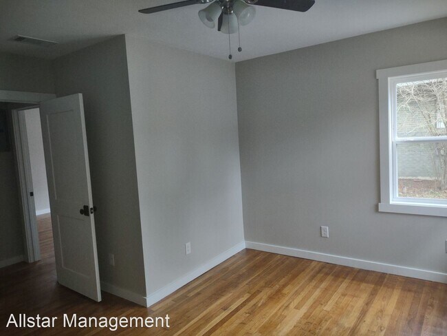 Building Photo - 3 br, 2.5 bath House - 1038 Cedarhill Drive