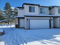 Building Photo - 4 Bed 2.5 Bathroom Townhouse