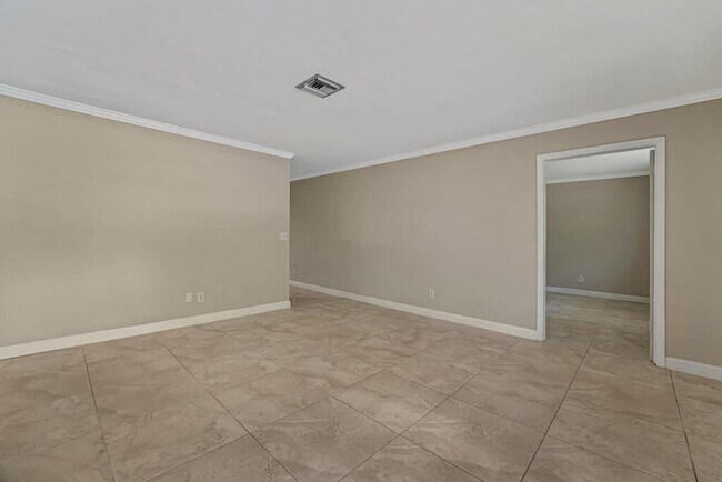 Building Photo - 732 Neil Rd
