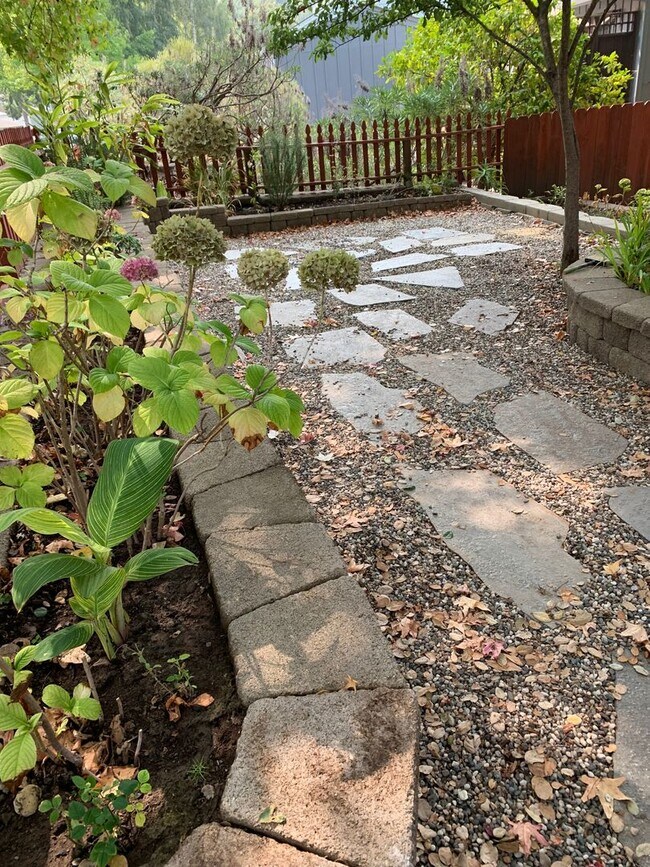 Building Photo - 4 Bedroom 2.5 Bath  with loft ,office, and sauna