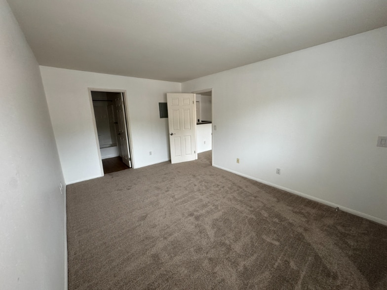 Building Photo - 7180 Shoreline Dr