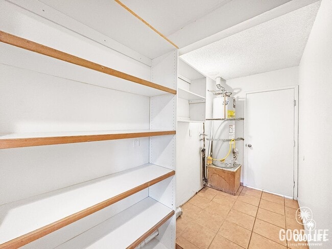 Building Photo - Nice 4B/2BA w/ Attached Garage & Fenced Yard