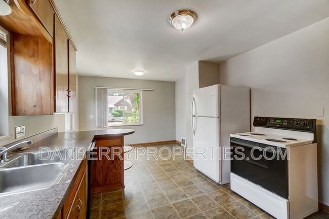 Building Photo - 347 Darrow Ave