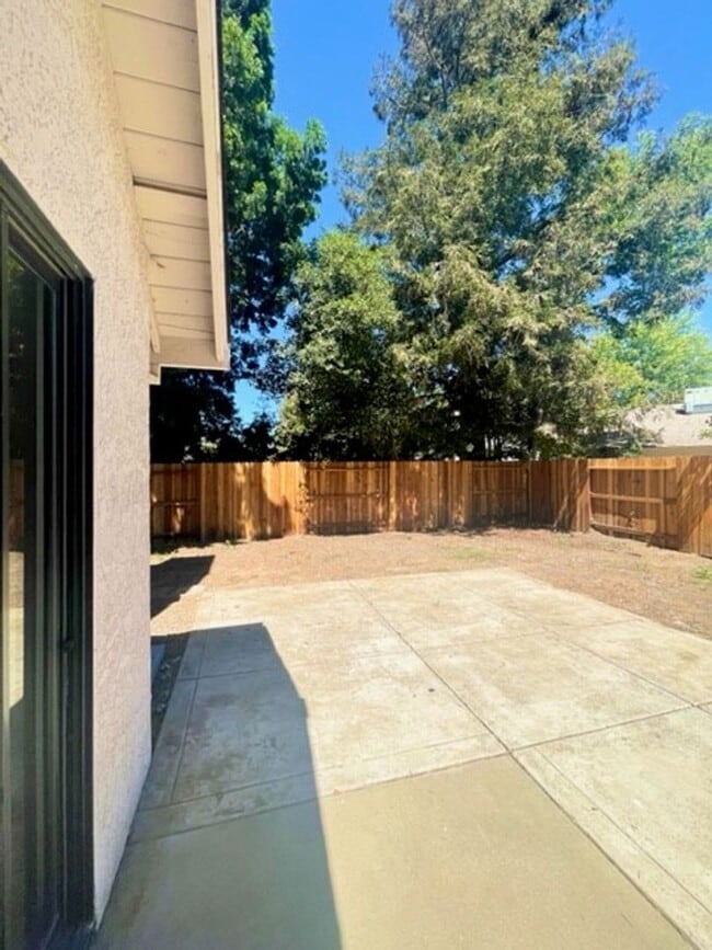 Building Photo - Darling Elk Grove Halfplex!