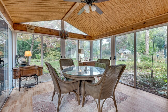 Building Photo - 318 Hollyberry Rd