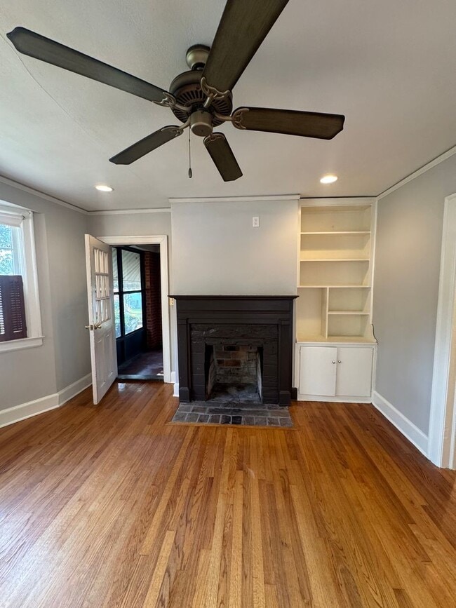 Building Photo - Adorable Home