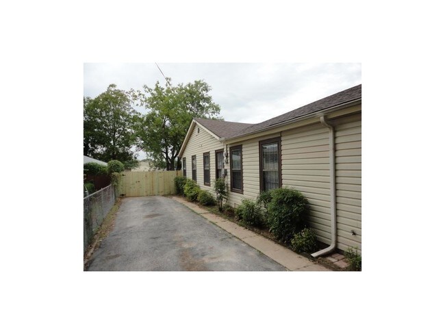 Building Photo - 219 Merritt St