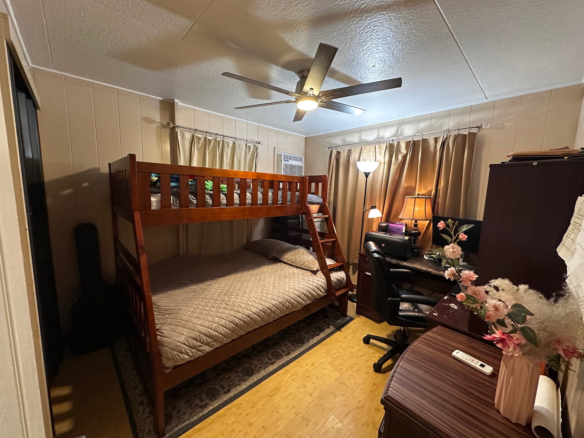 Building Photo - 2668 Kalihi St