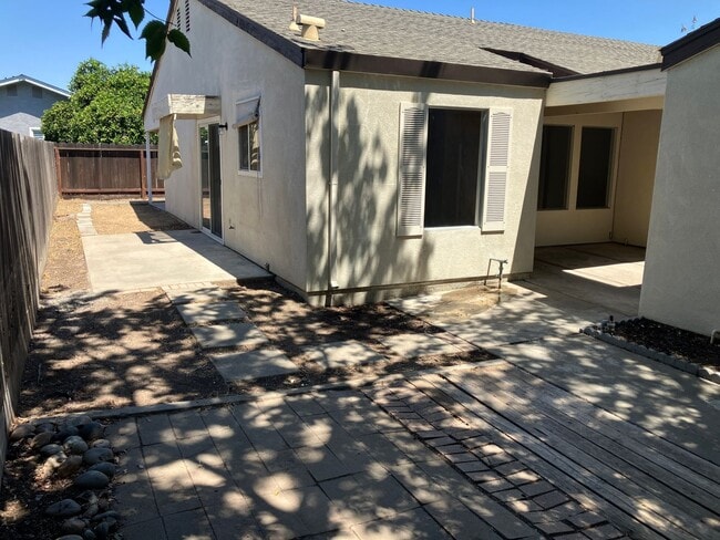 Building Photo - 2025 Wylie Dr