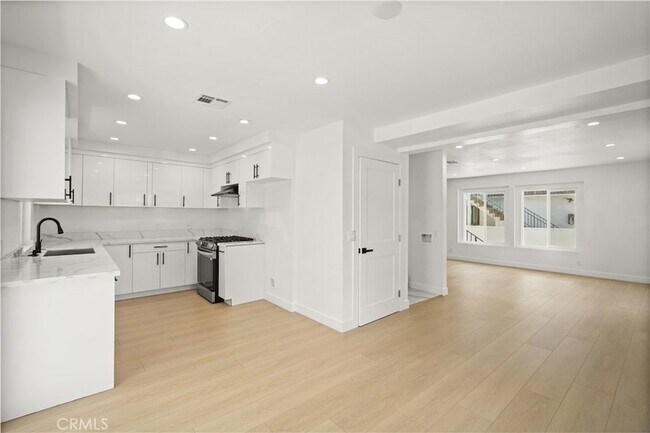 Building Photo - 7010 Lennox Ave