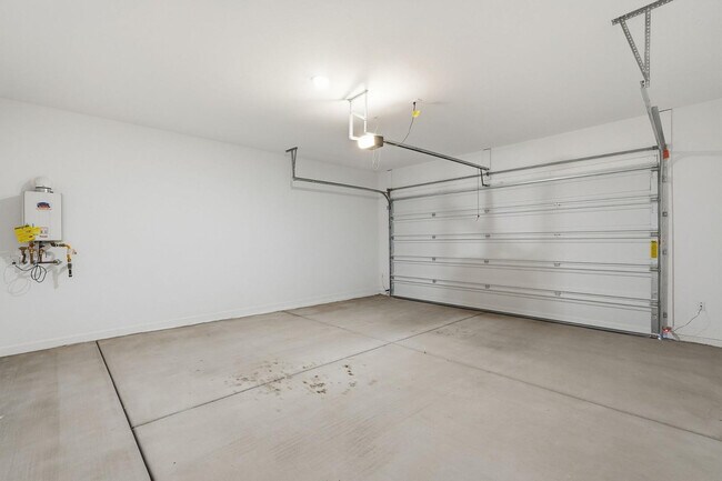 Building Photo - 5028 E Shady Glen Ave