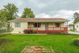 Building Photo - Charming, Pet-Friendly Home in East Ridge — Roomy Yard, Updated Features & Great Location!