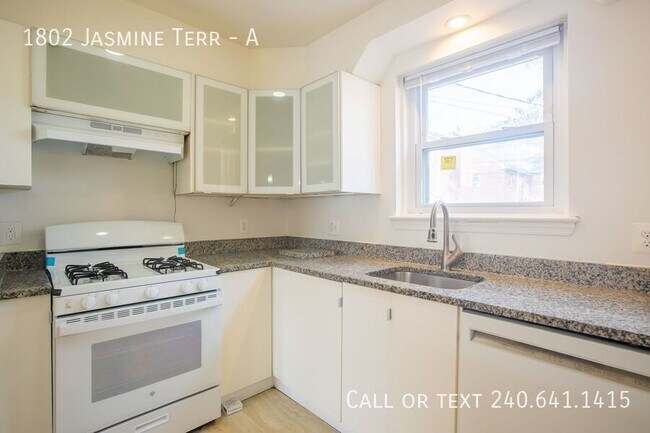 Building Photo - 1802 Jasmine Terrace