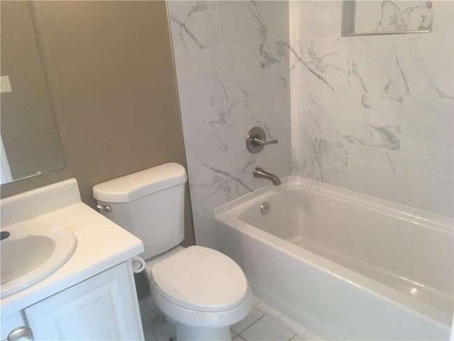 Building Photo - 335 Hamilton Ct