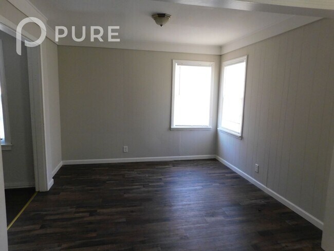 Building Photo - 909 5 Mile Rd