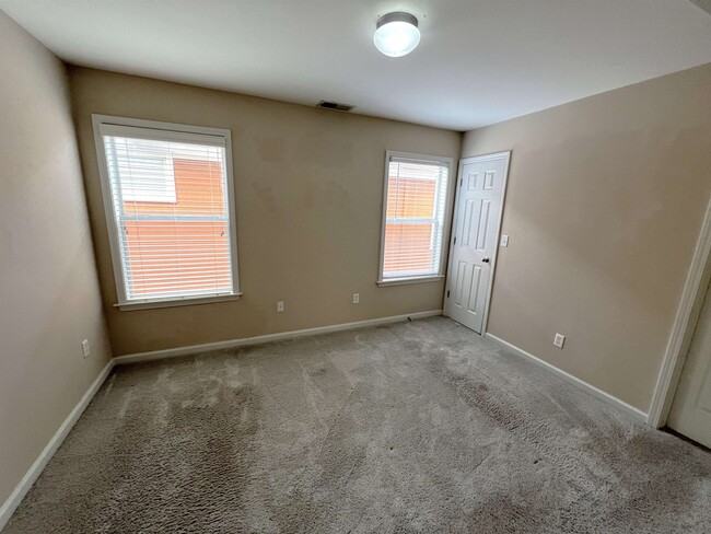 Building Photo - 1342 Island Pl E